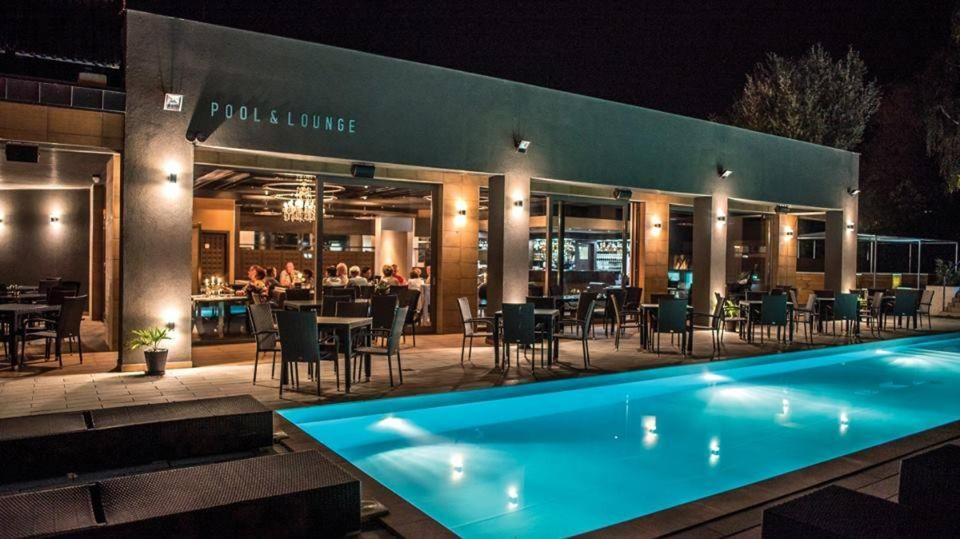 A Player's Pool & Lounge esti medencéje és kivilágított lounge tere Vonyarcvashegyen